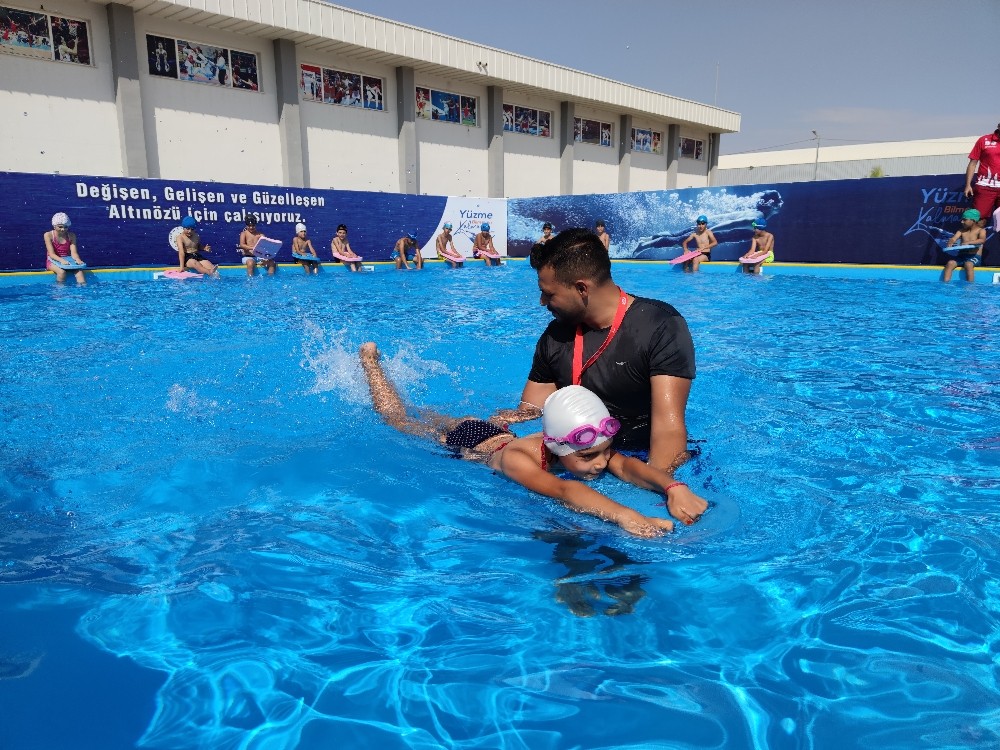Türk ve Suriyeli çocuklar yüzerek kaynaşıyor