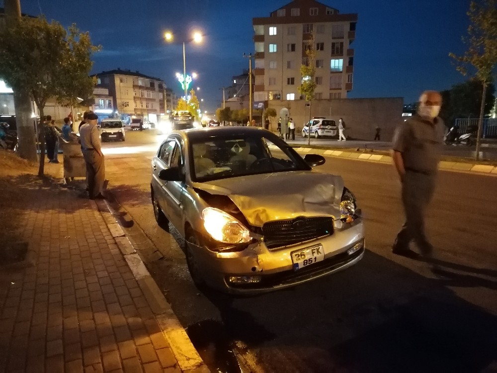 Kocaeli’de kavşakta iki otomobil çarpıştı: 4 yaralı