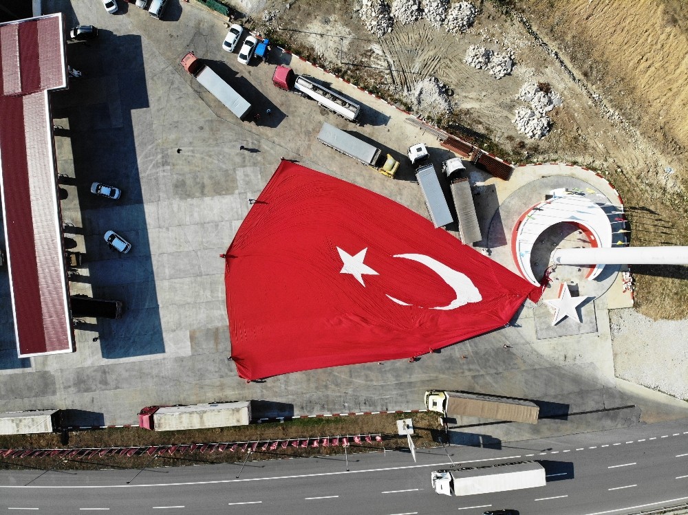 Bu gurur Samsun’un: Türkiye’nin en büyük bayrağını göndere çekti