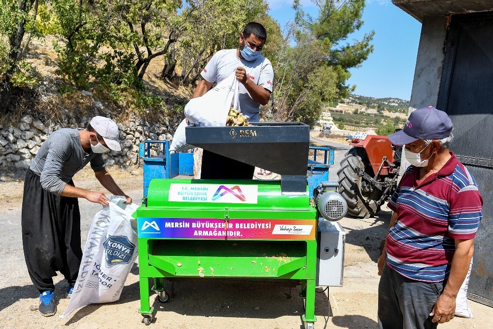 Mersin Büyükşehir Belediyesi’nden badem üreticilerine makine desteği