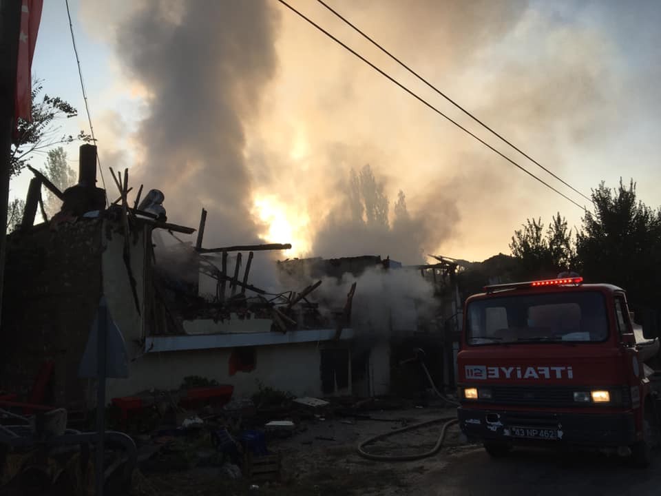 2 ev yanarak kül oldu