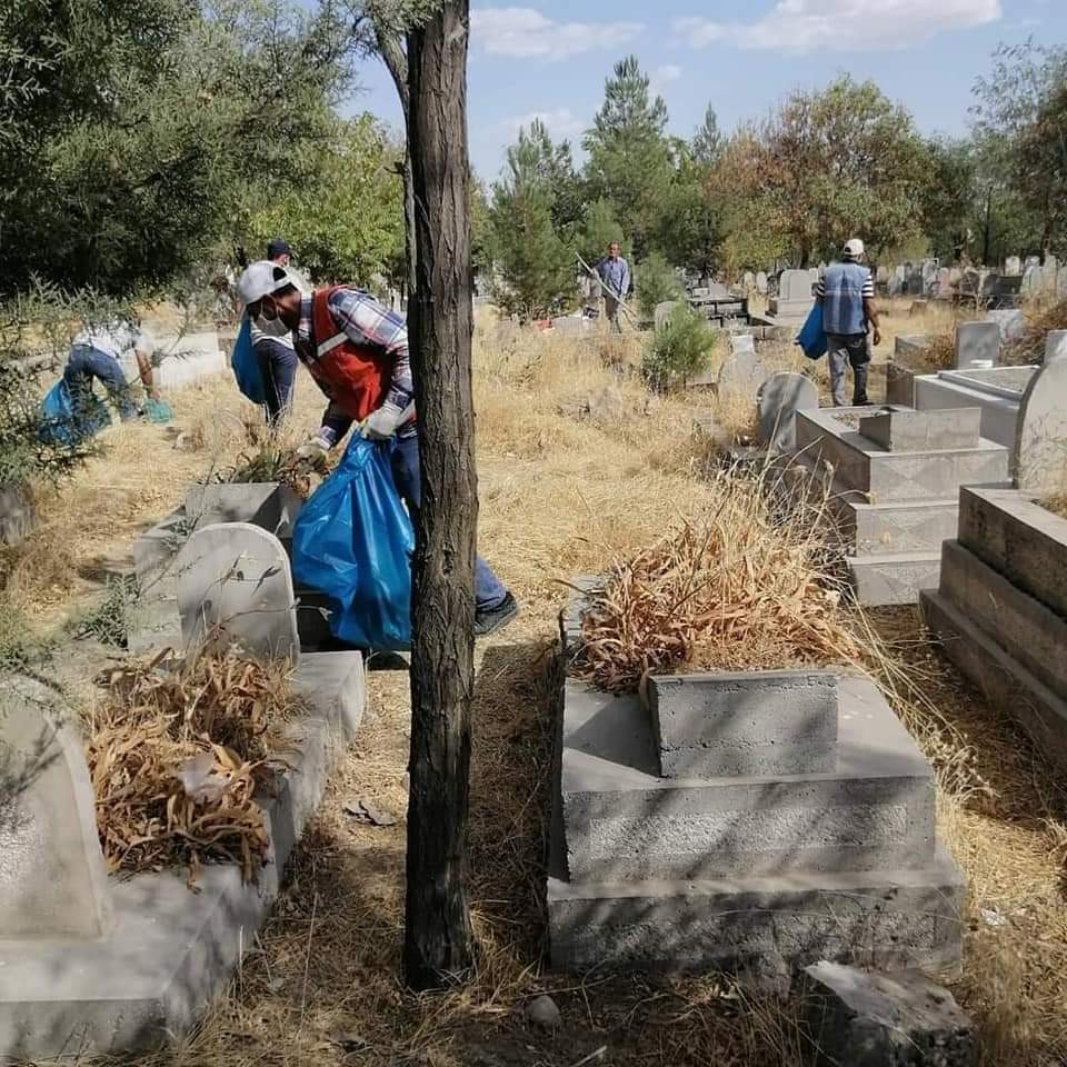 Ergani’de mezarlıklar temizlendi
