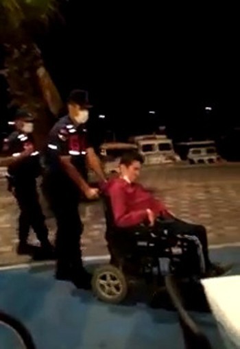 Yolda kalan engelli vatandaşın yardımına jandarma yetişti