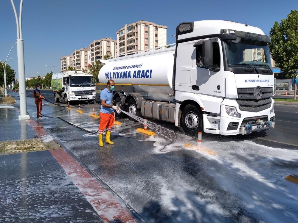 Diyarbakır Büyükşehir Belediyesi’nden Covid-19 temizliği