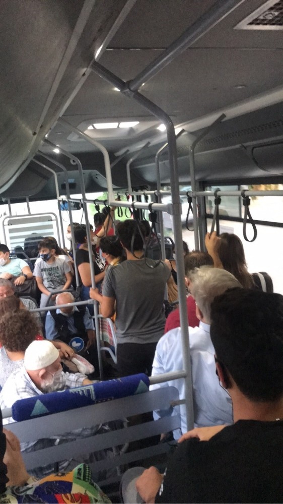 Halk otobüsünde sosyal mesafe hiçe sayıldı