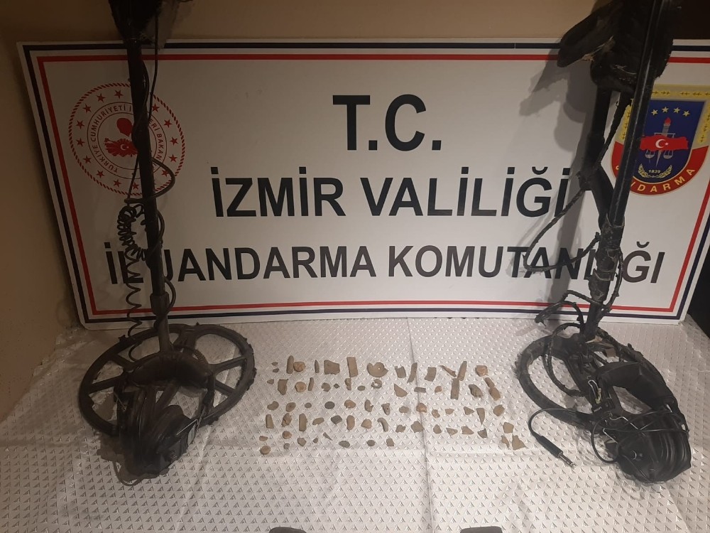 İzmir’de jandarma kaçak kazı yapan şahısları suçüstü yakaladı