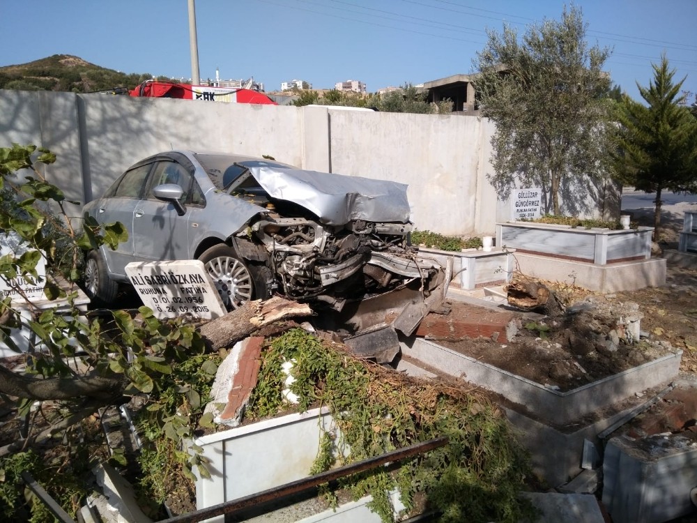 İzmir’de ilginç kaza: Aracıyla mezarlığa uçtu, 6 mezar zarar gördü