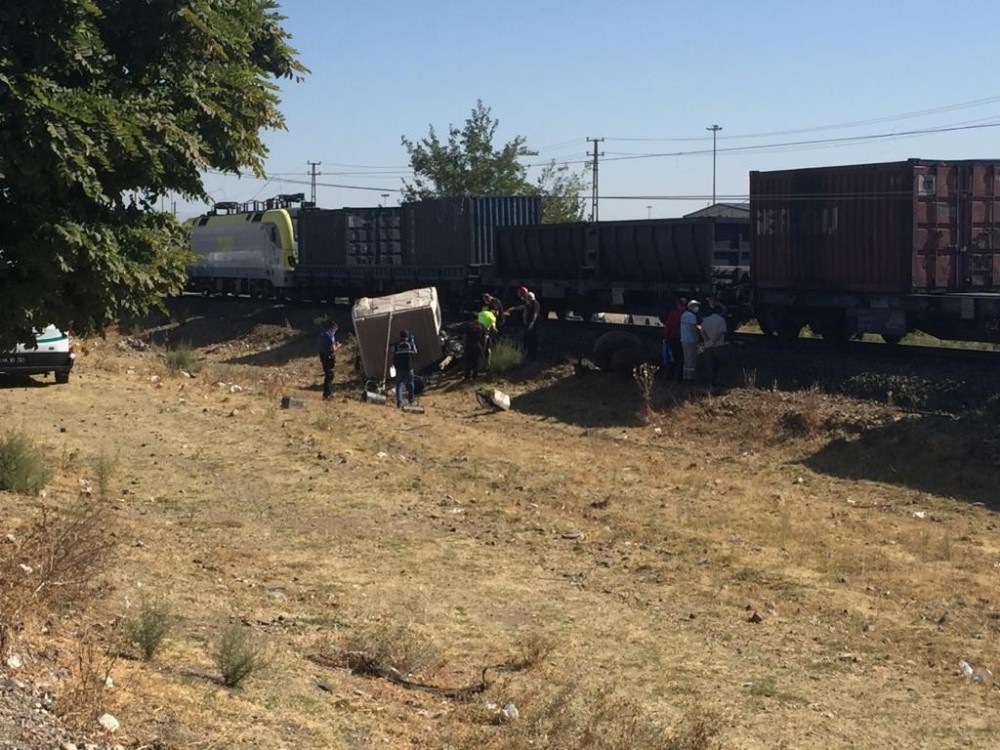 Yük treni kamyonu biçti: 1 ölü