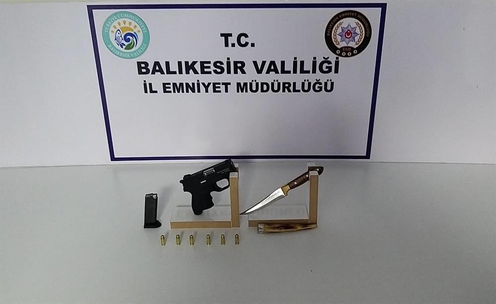Balıkesir’de polis 13 aranan şahıs ve çok sayıda silah yakaladı