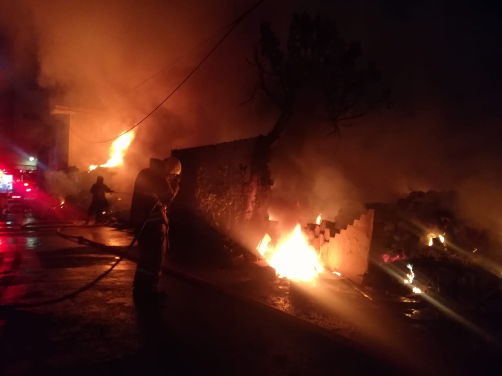 İzmir’de hurdalık alanda korkutan yangın