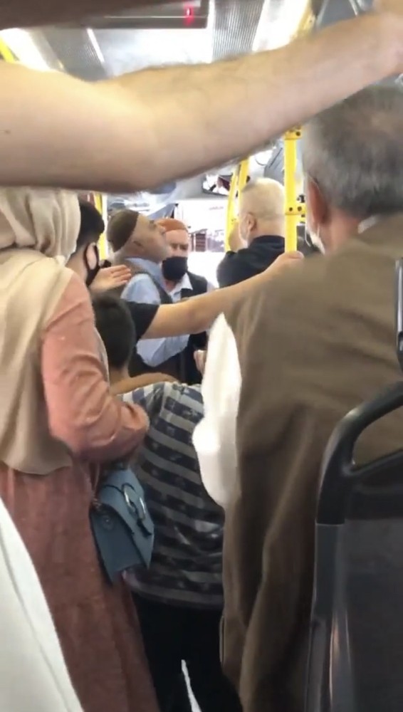 Özel Kağıthane’de halk otobüsünde maskesini yarım takan yaşlı adama kadın tokat attı