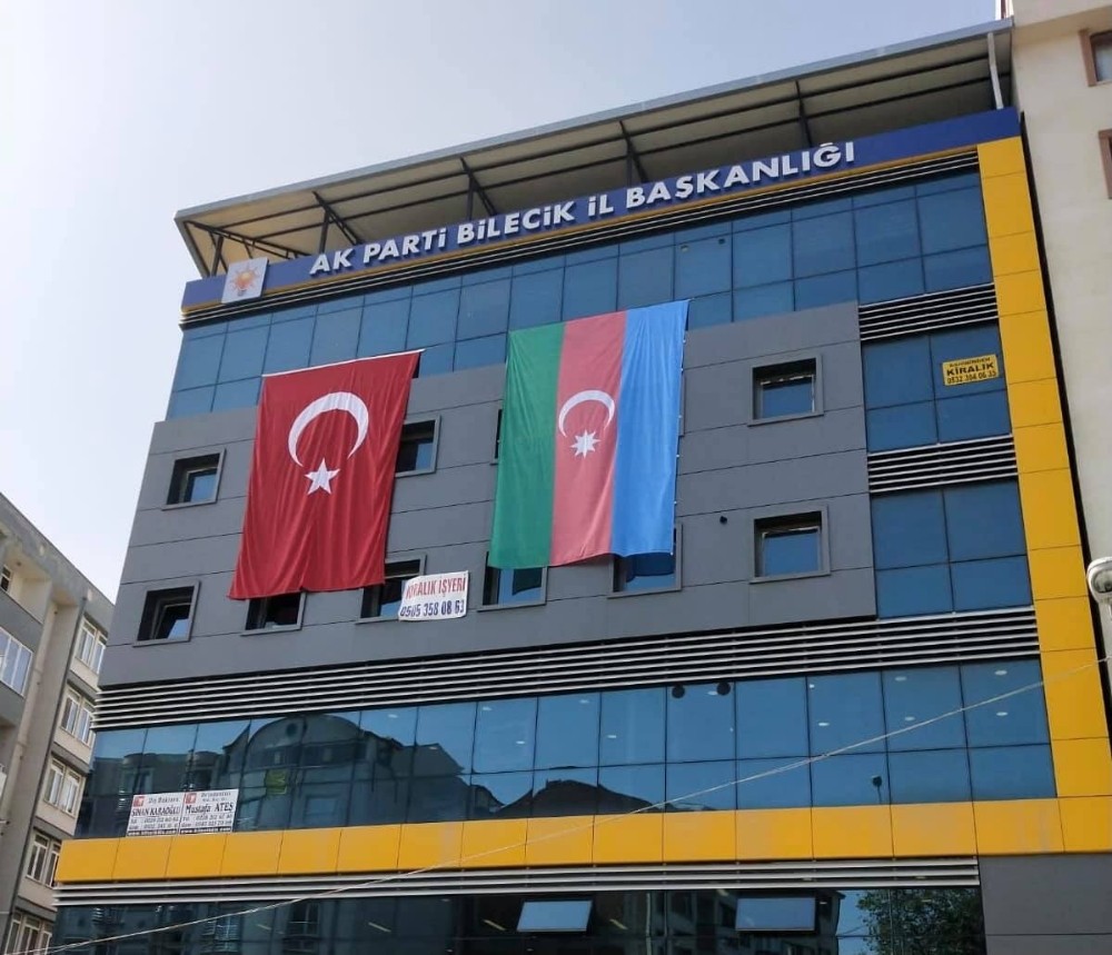 AK Parti İl Başkanlığı binasına dev Azerbaycan bayrağı asıldı