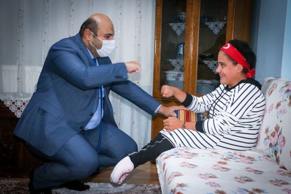 Başkan Orhan’dan engelli öğrenciye çat kapı ziyareti