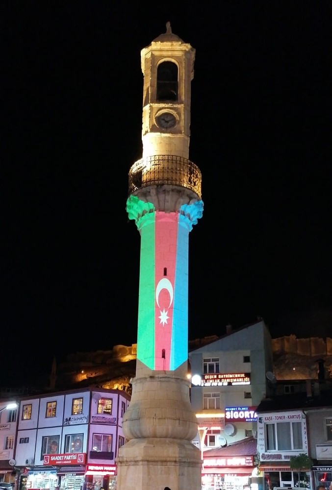 Bayburt Saat Kulesi Azerbaycan bayrağı renklerine büründü