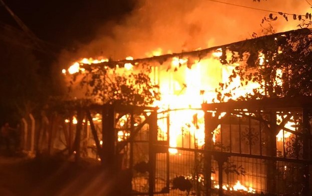 Bolu’da yanan 2 katlı ev kül oldu