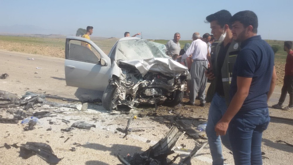 Adana’da iki otomobil kafa kafaya çarpıştı: 3 ölü
