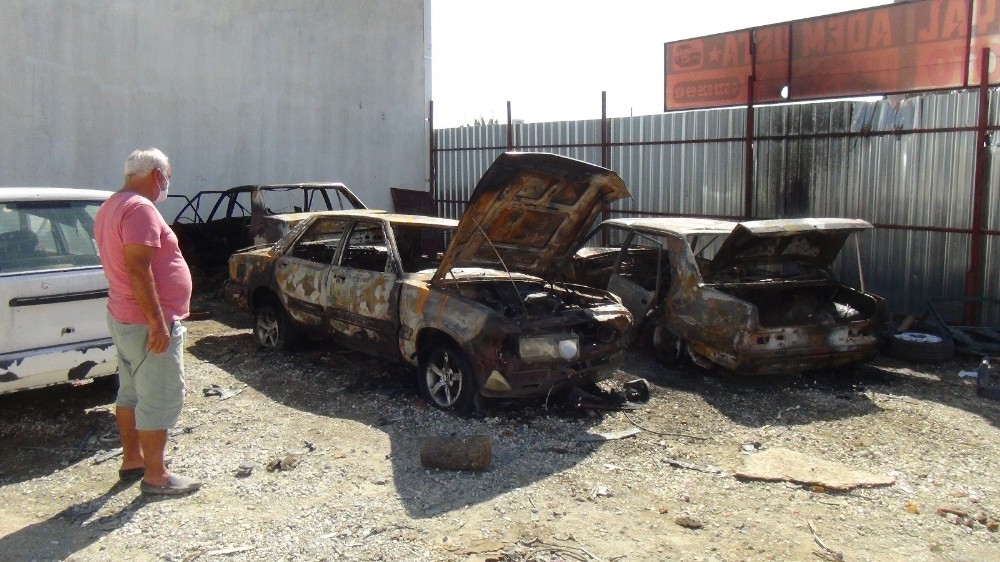 Sanayi sitesinde bulunan araçlar alev alev yandı