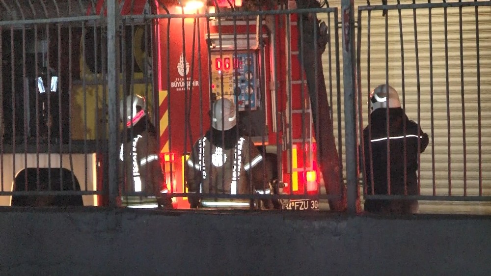 Zeytinburnu’nda iş merkezinin çatı katında yangın