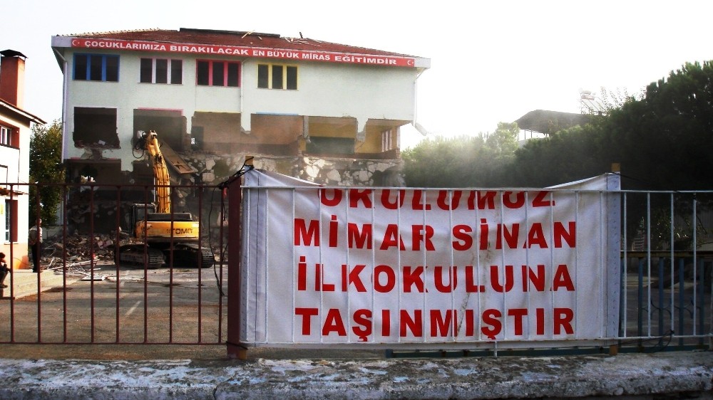 Sarıgöl’de fay hattı okul yıktırdı
