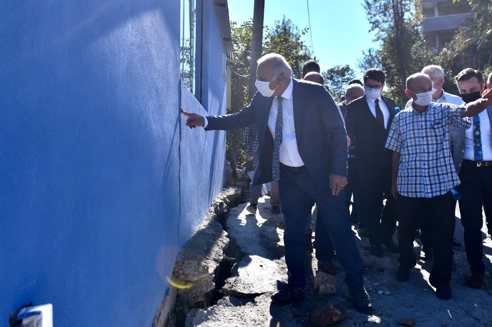 Vali Ustaoğlu ve Başkan Zorluoğlu Arsin ilçesinde toprak kaymalarının yaşandığı Çubuklu mahallesinde incelemede bulundular
