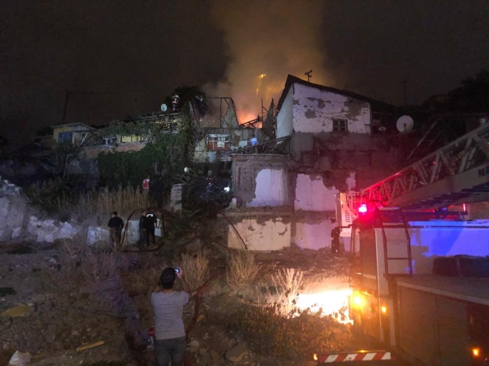 Ankara’da gecekondu yangınına vatandaşlar bahçe hortumuyla müdahale etti