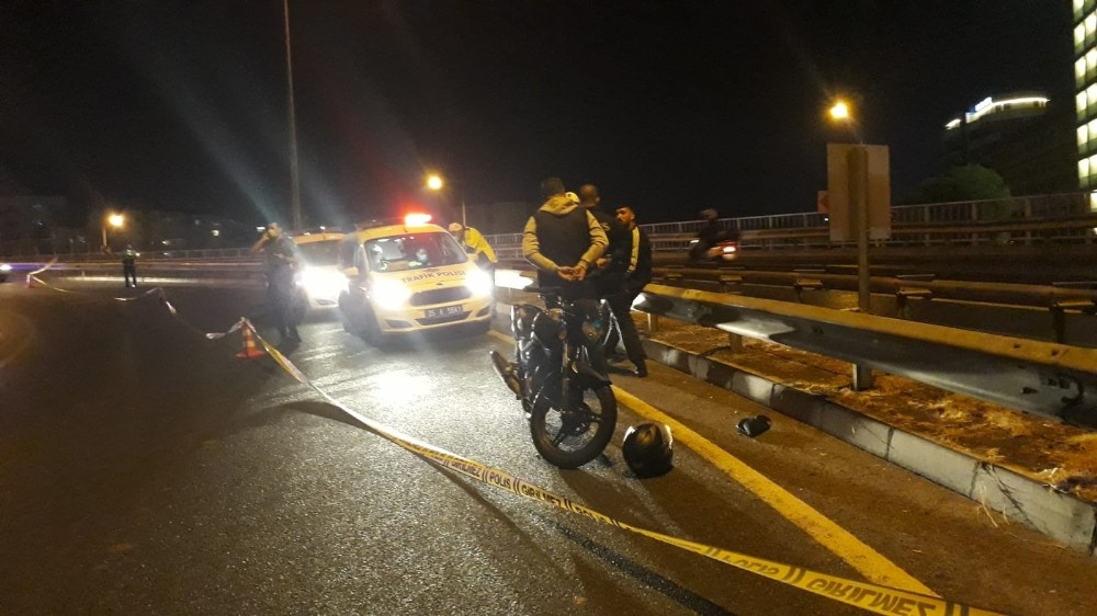 İzmir’de virajı alamayan motosiklet bariyere çarptı: 1 ölü