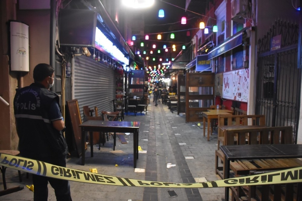İzmir’de garsonların müşteri kavgasında ortalık savaş alanına döndü