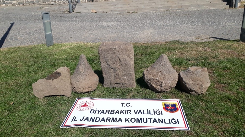 Diyarbakır’da Asur dönemine ait üzeri kabartma yazılı taş ele geçirildi