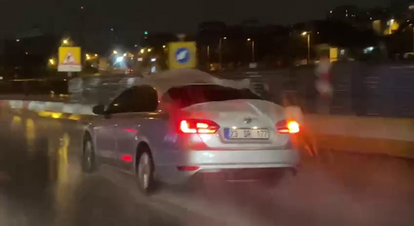 İstanbul’da doluya karşı otomobiline balonlu naylon sararak seyahat etti
