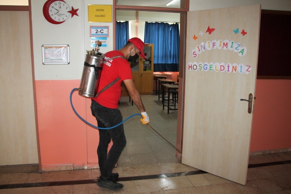 Menderes’te okullar dezenfekte edildi