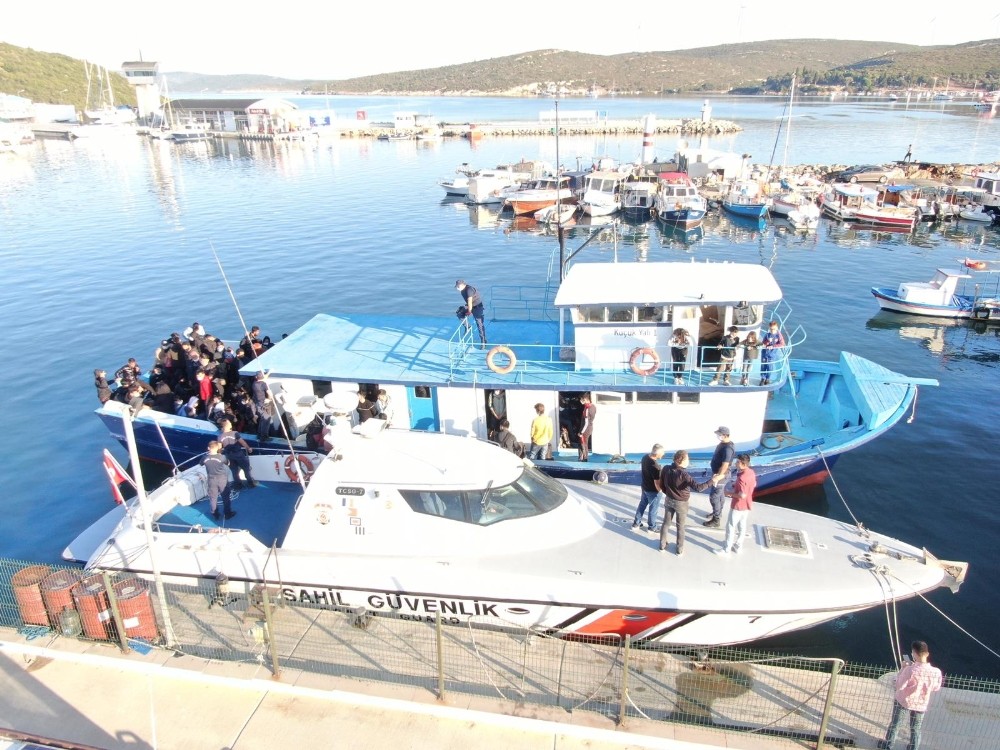 İzmir’de yurt dışına geçmeye çalışan tekneye baskın: Çok sayıda kişi yakalandı
