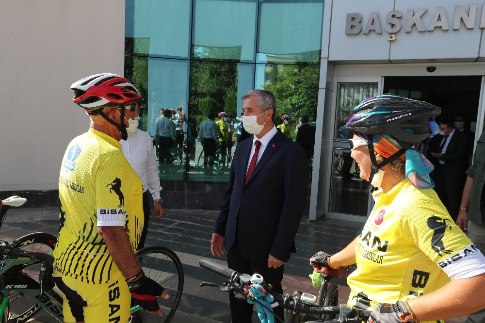 Bisikletçiler Başkan Tahmazoğlu’nu ziyaret etti