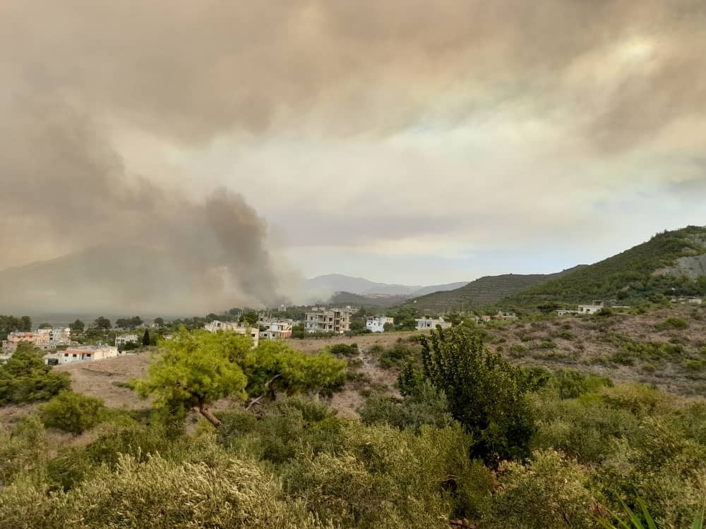 Suriye’de orman yangını çıktı, dumanı Samandağ’ı kapladı