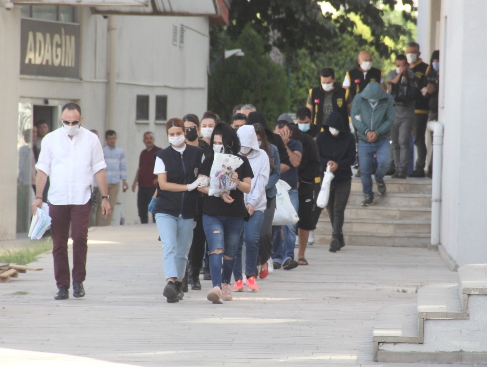 Dis Hekimi Kisvesi Ile Swinger Partilerine Katilan Su Tesisatcisi Ciftleri Dolandirmis Adana Haberleri