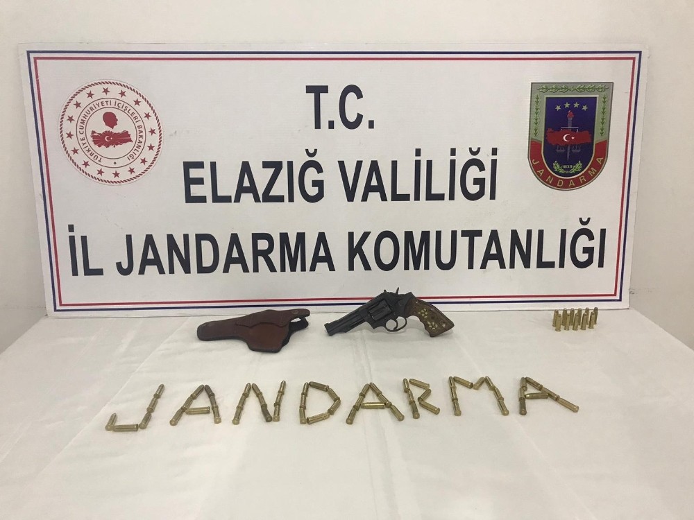 Elazig Da Bir Sahis 38 Kalibrelik Tabanca Ile Yakalandi Elazig Haberleri