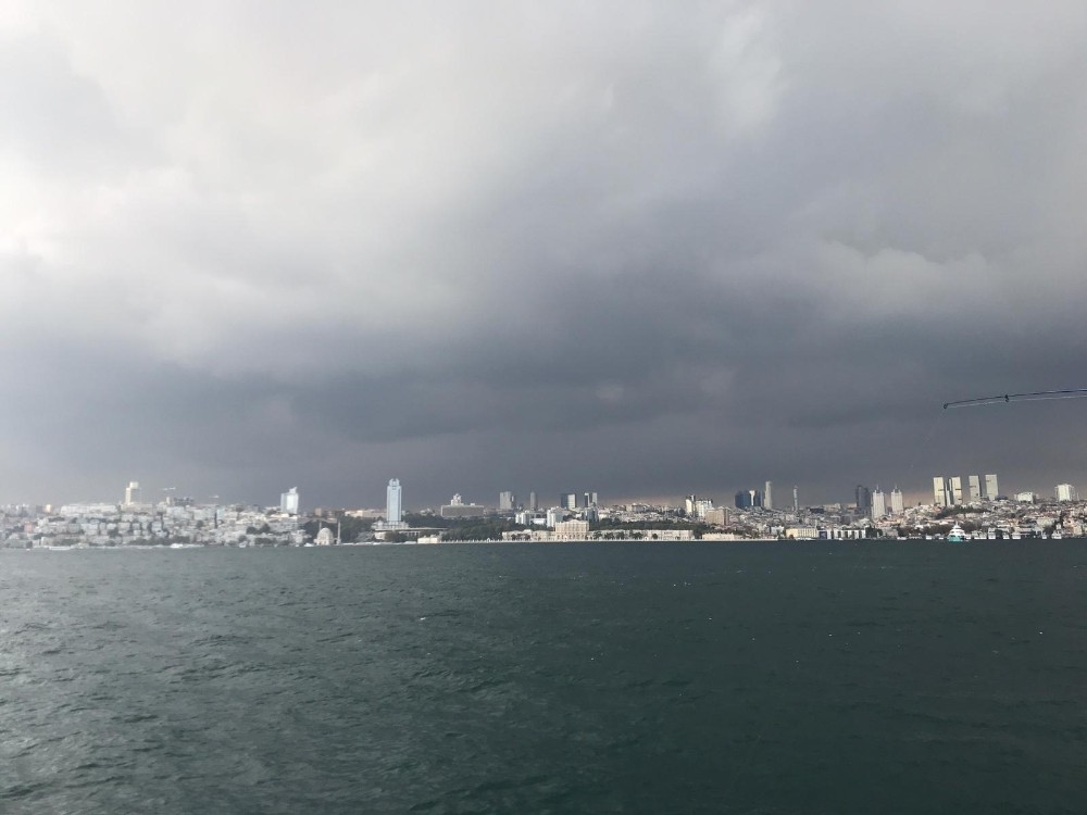 İstanbul’da gökyüzünü kara bulutlar sardı