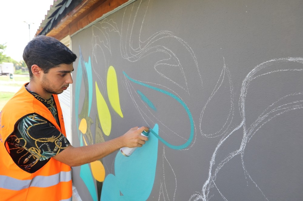 Demokrasi Meydanının duvarları grafiti ile renkleniyor
