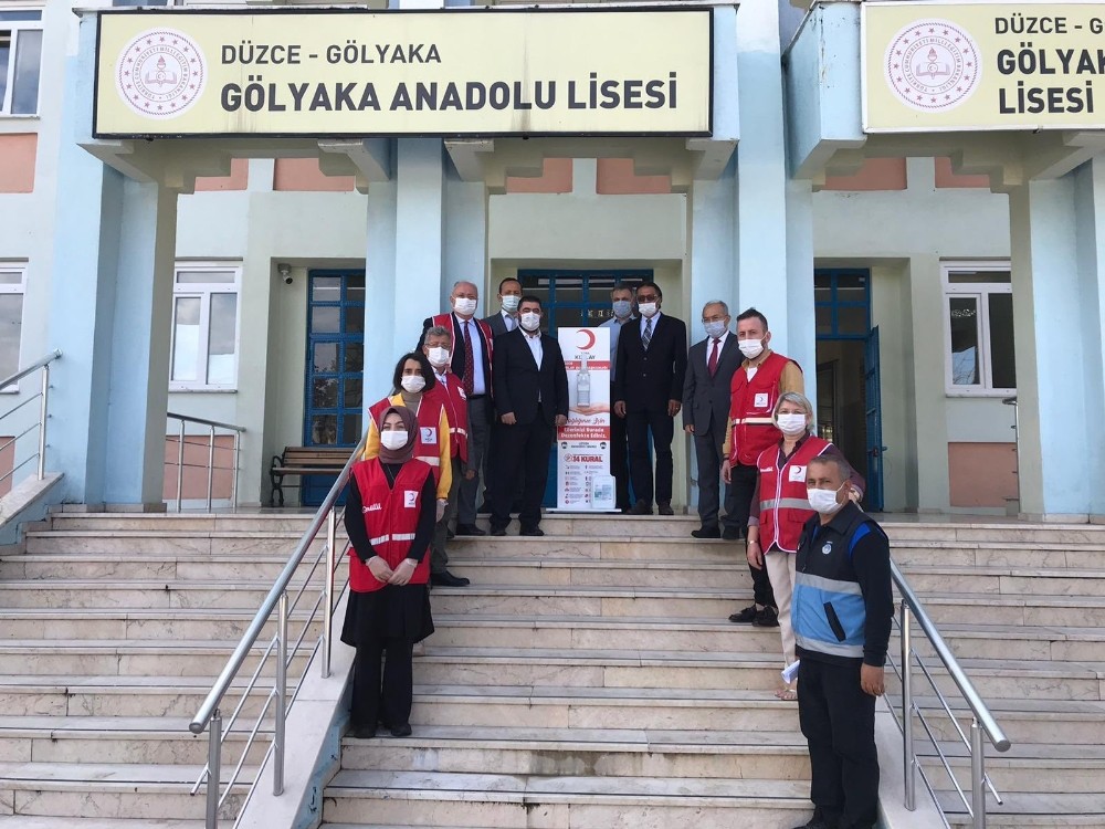 Kizilay Dan Ilkokul Ogrencilerine Kirtasiye Liselere Dezenfektan Duzce Haberleri