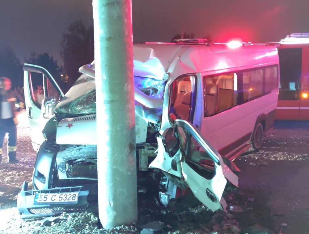 Samsun’da minibüs direğe çarptı : 1 yaralı