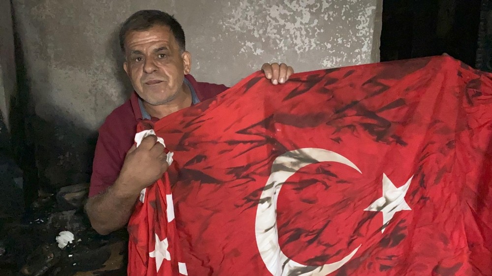 Alevlerin sardığı evde, Türk bayrağı yanmadı