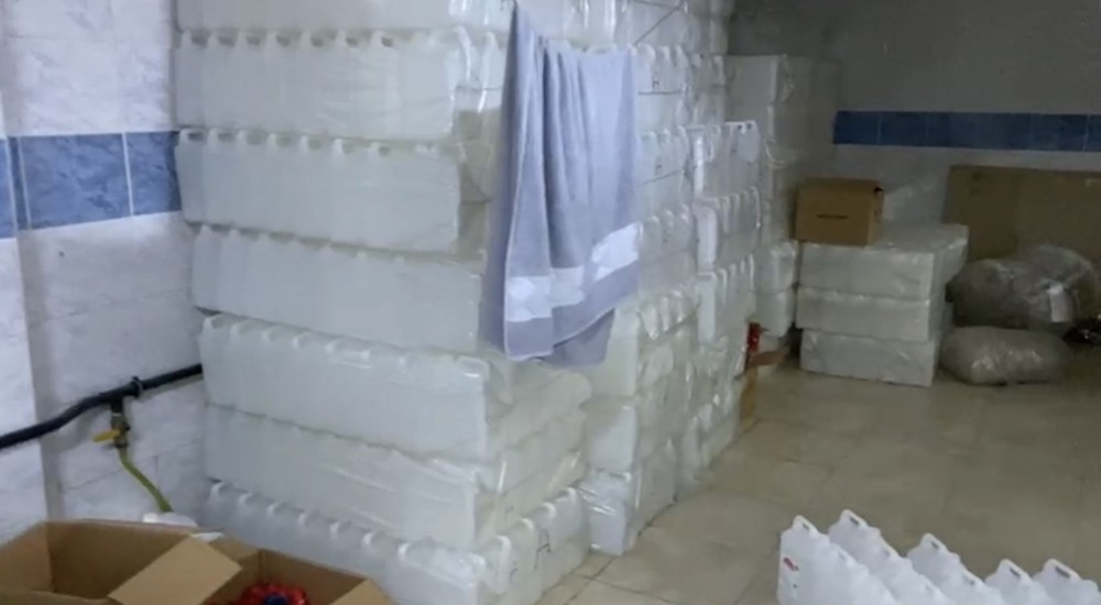 İstanbul Emniyet Müdürlüğü Kaçakçılık Şube ekipleri, Avcılar Firuzköy’de kozmetik ürün imalatı bahanesiyle sahte içki üreten iş yerine baskın düzenledi. Baskında 6 ton kaçak içki ele geçirildi. Ekiplerin incelemesi sürüyor.
