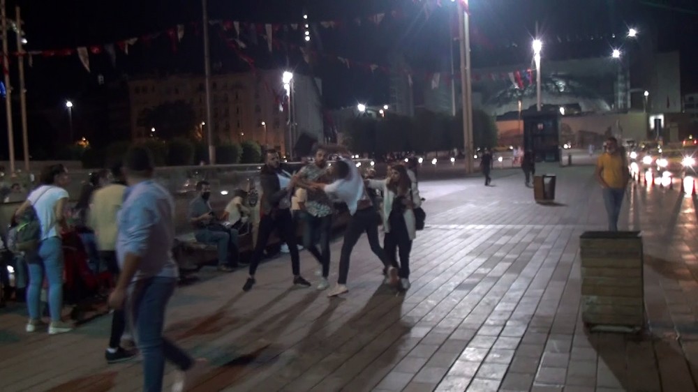 Özel Taksim Meydanı’nda tekme ve tokatlı kavga kamerada
