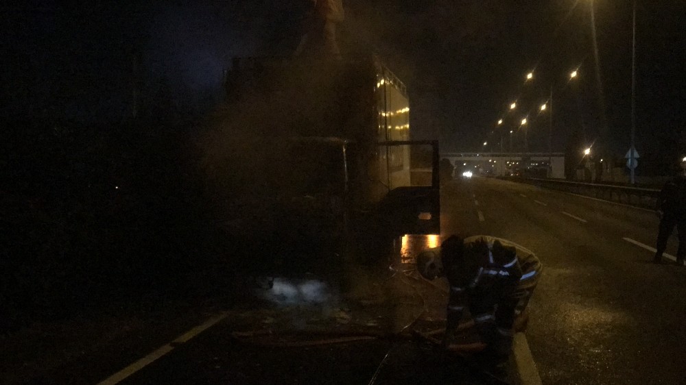 Bursa’da bir kamyon ve bir minibüs alev alev yandı