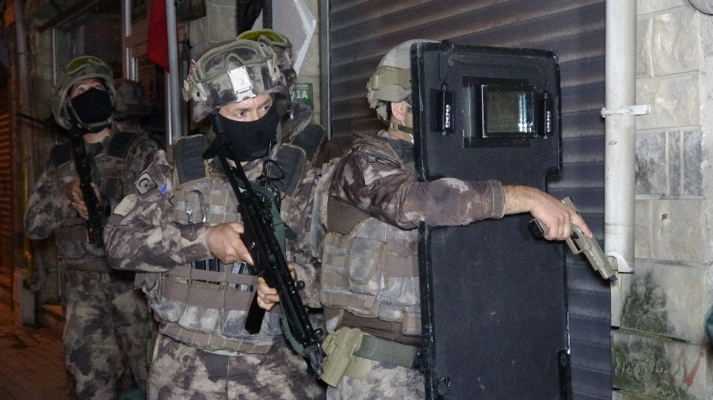 Bursa’da silah kaçakçılarına şafak vakti operasyon düzenlendi, çok sayıda şüpheli gözaltına alındı