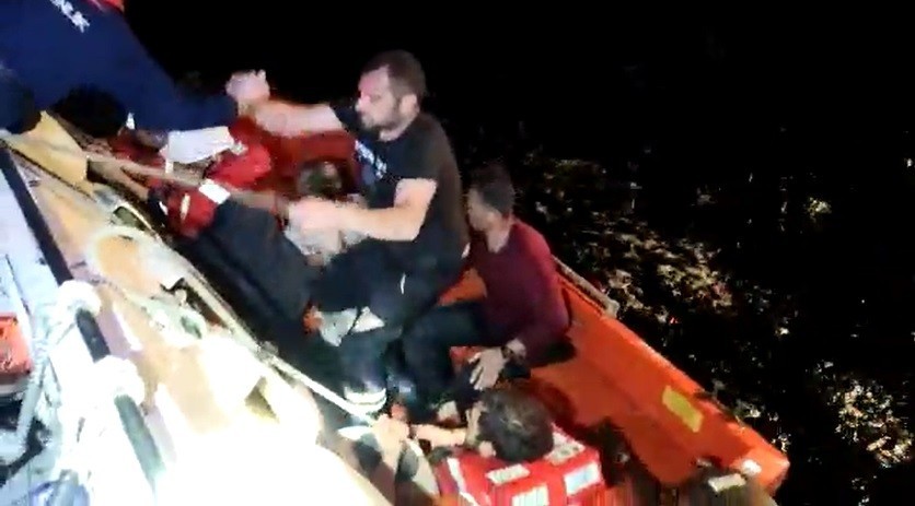 Bursa’da fırtınada batan balıkçı teknesinin mürettebatını sahil güvenlik kurtardı