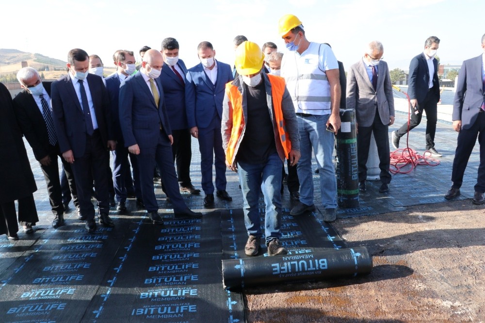 Ulaştırma ve Altyapı Bakanı Karaismailoğlu, Ankara-Kahramankazan yolu üzerinde yapılan çalışmaları yerinde inceledi