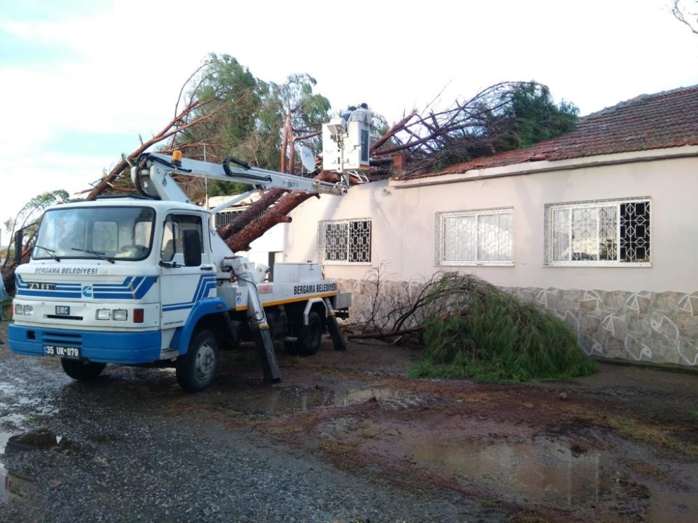 Yağıştan zarar gören Bergama’nın mahallelerinde inceleme