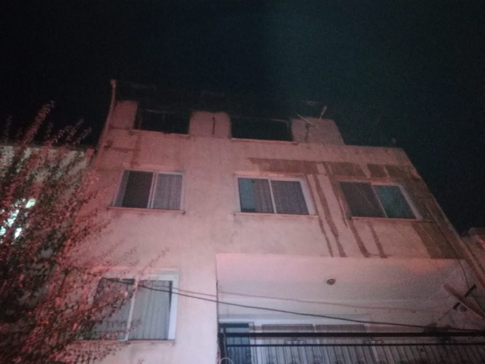 İzmir’de korkutan ev yangını: İtfaiye eri dumandan etkilendi