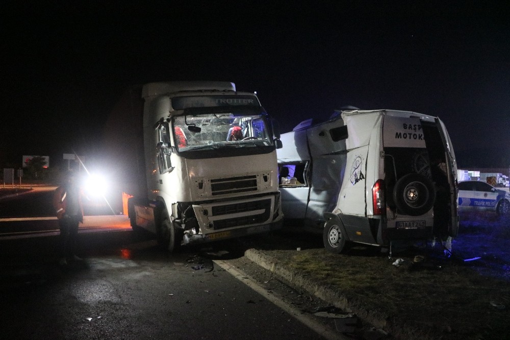 Sivas’ta minibüsle tır çarpıştı: 5 yaralı