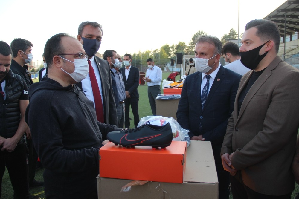 Elazığ’da 104 spor kulübüne  malzeme yardımı yapıldı